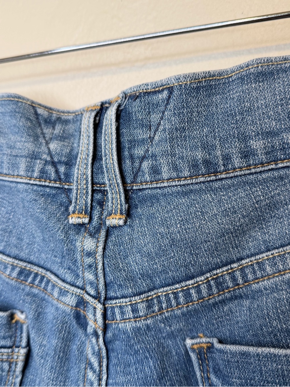 Levi's | Y2K Mid-High Rise Med Blue Wash Quality Denim Stretch Jean Shorts - Picture 7 of 13